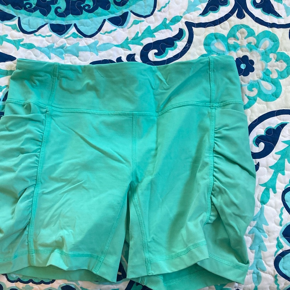 Size 10 lululemon shorts